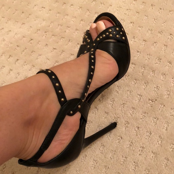 Gorgeous BCBG heels - Picture 2 of 5